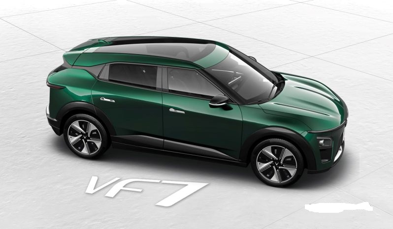 xe-vinfast-vf7-mau-xanh-reu-