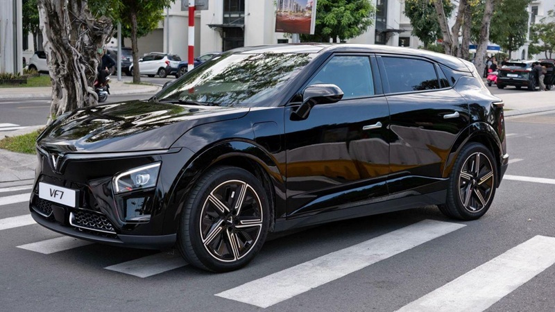 xe-vinfast-vf7-plus-mau-den