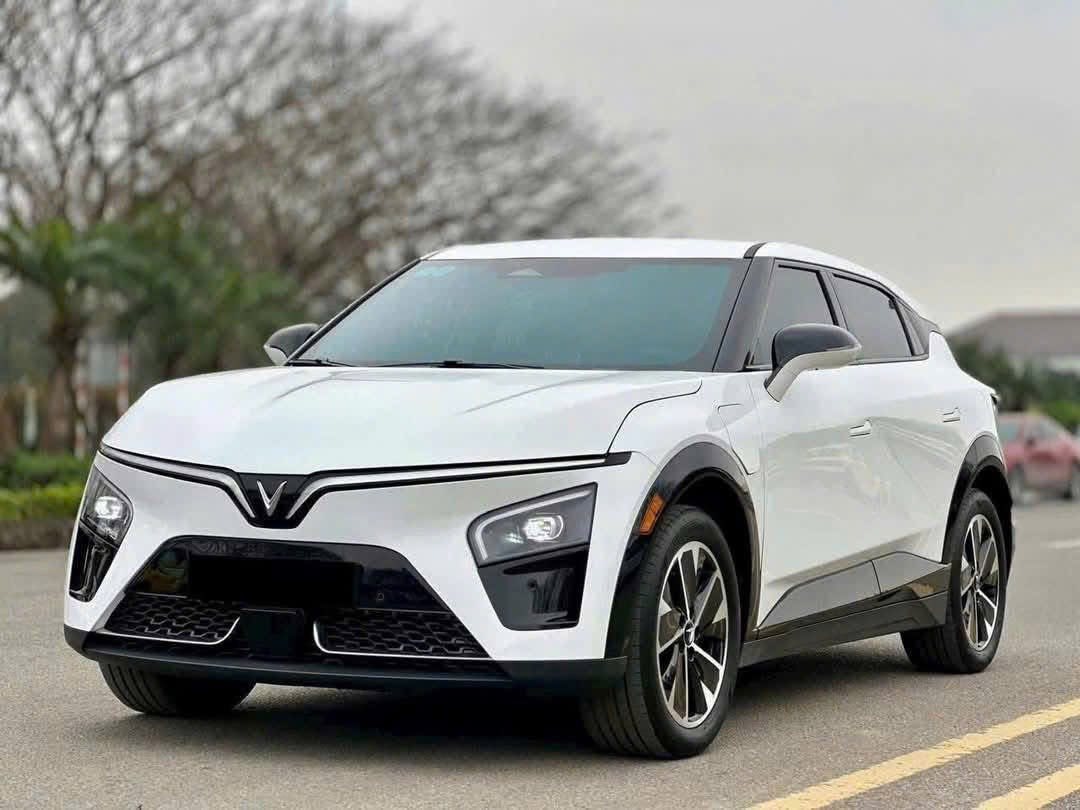 xe-vinfast-vf7-plus-mau-trang-