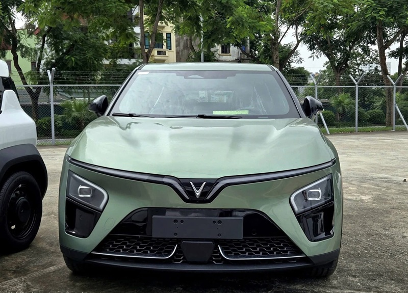 xe-vinfast-vf7-plus-mau-xanh-la-